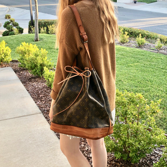 Louis Vuitton Handbags - Auth Louis Vuitton Noe Monogram Bucket Bag COA